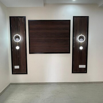 Room in 4 BHK Apartment at Mansarovar Park – for Sale