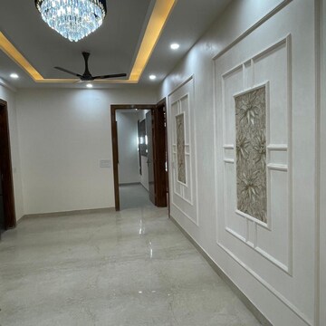 Room in 4 BHK Apartment at Mansarovar Park – for Sale