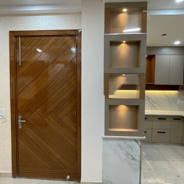 Room in 4 BHK Apartment at Mansarovar Park – for Sale