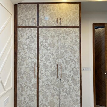 Room in 4 BHK Apartment at Mansarovar Park – for Sale