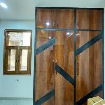 Furnished Amenities in 4 BHK Apartment at Mansarovar Park – for Sale