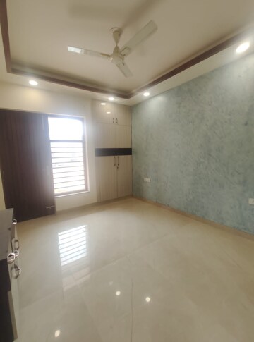 Room in 4 BHK Builder Floor at BPTP Park Central, Sector 85 – for Sale