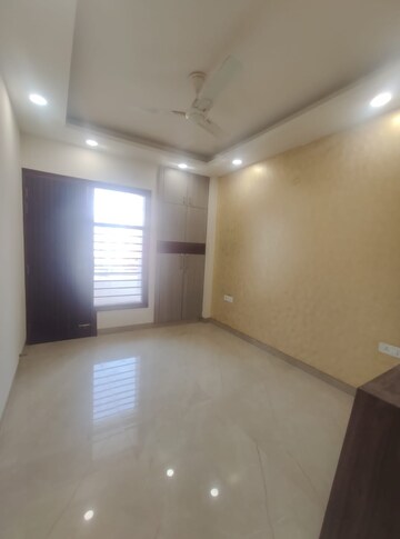 Room in 4 BHK Builder Floor at BPTP Park Central, Sector 85 – for Sale