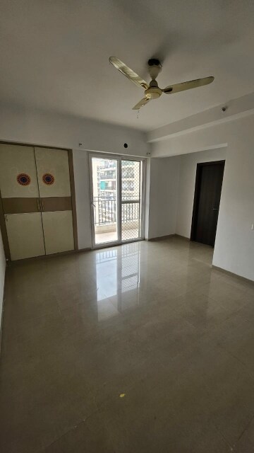 Room in 3 BHK Apartment at Nirala Estate, Tech Zone 4 Greater Noida – for Sale