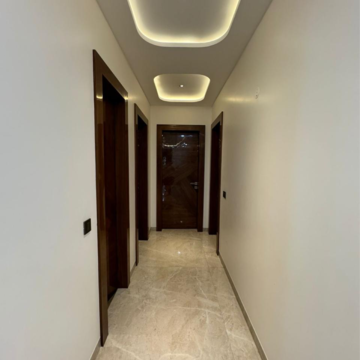Building Lobby in 5 BHK Villa at RWA Apartments Sector 39, Sector 39 – for Sale