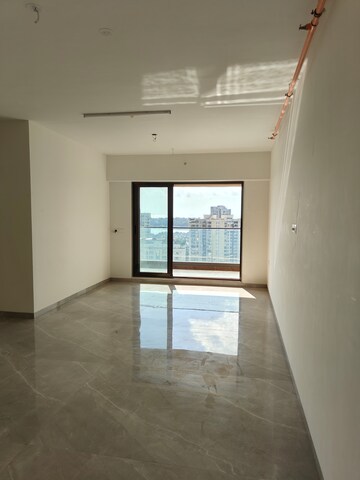 Room in 6 BHK Apartment at Versova – for Sale