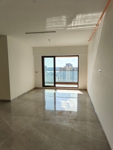 Room in 6 BHK Apartment at Versova – for Sale