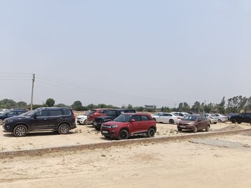  Plot For Sale in Noida Central