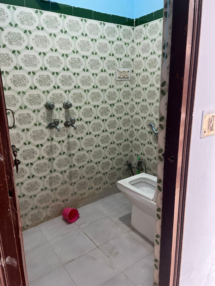 Bathroom, arjun nagar 2.5 Bedroom 45 Sq.Yd. Independent House In Arjun Nagar Gurgaon 7636094