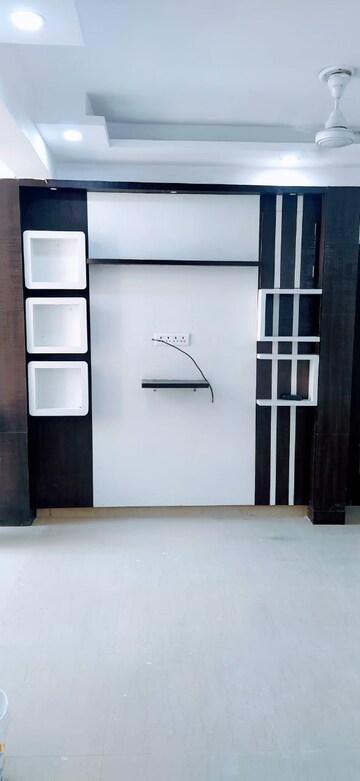 Room in 2.5 BHK Apartment at Anthem French Apartment, Sector 16b Greater Noida – for Sale