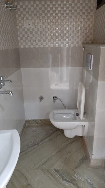 रेसिडेंशियल फ्लैट वर्ग फुट फॉर रेंट इन द्वारका मोर दिल्ली  7637220