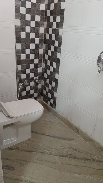 रेसिडेंशियल फ्लैट वर्ग फुट फॉर रेंट इन द्वारका मोर दिल्ली  7637220