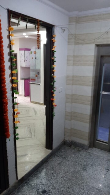 रेसिडेंशियल फ्लैट वर्ग फुट फॉर रेंट इन द्वारका मोर दिल्ली  7637220