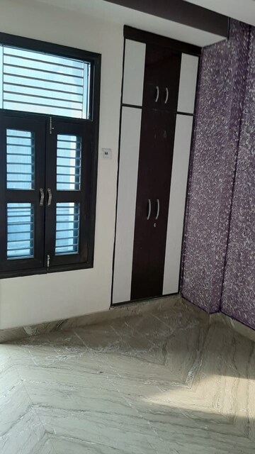 रेसिडेंशियल फ्लैट वर्ग फुट फॉर रेंट इन द्वारका मोर दिल्ली  7637220