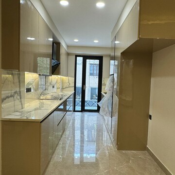 Building Lobby in 4 BHK Builder Floor at South City 2 – for Sale
