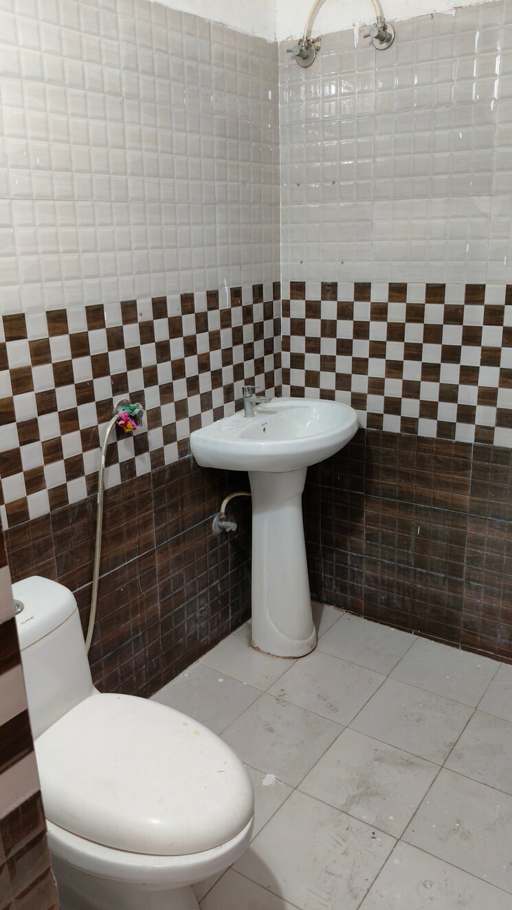 Bathroom, dhakoli 2.5 Bedroom 100 Sq.Yd. Apartment In Dhakoli Zirakpur 7638987
