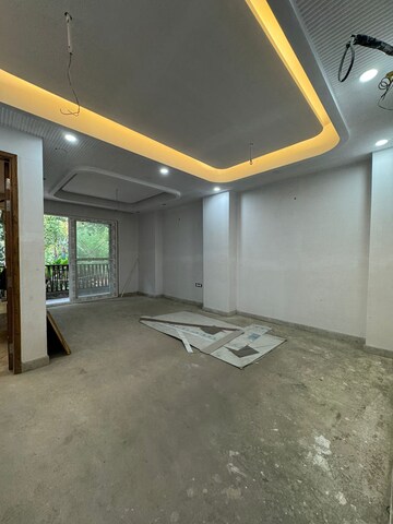 Parking in 3.5 BHK Builder Floor at SS Southend Floors, South City 2 – for Sale
