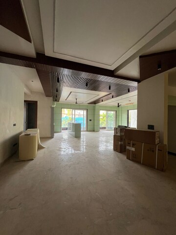 Parking in 4 BHK Builder Floor at Auram Floor, South City 2 – for Sale