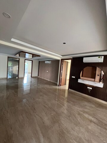 Room in 4 BHK Builder Floor at SS Southend Floors, South City 2 – for Sale