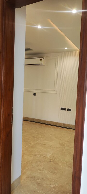 Bathroom in 3 BHK Builder Floor at BPTP Parkland Pride, Sector 77 – for Sale