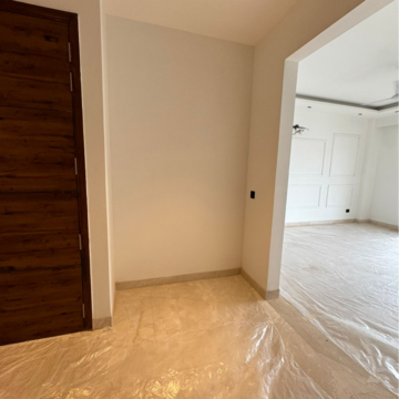 Room in 4 BHK Builder Floor at Sector 63a – for Sale