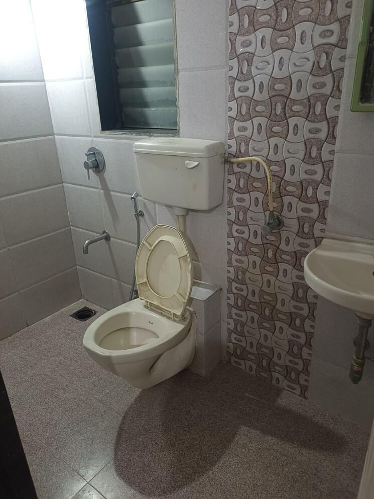 Bathroom, shree-sai-baba-grihnirman-aasavari 2 Bedroom 673 Sq.Ft. Apartment In Vartak Nagar Thane 7642561