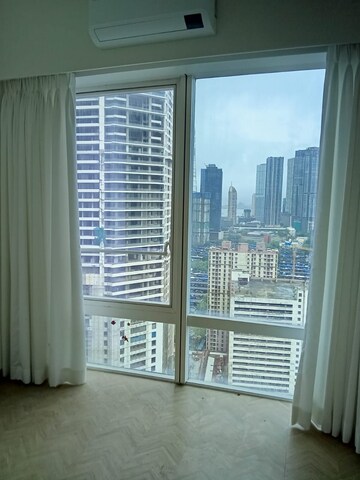 Room in 3 BHK Apartment at Indiabulls Blu, Worli – for Sale