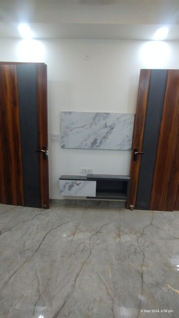 Room in 1.5 BHK Builder Floor at Uttam Nagar – for Sale
