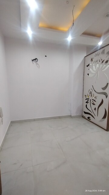 Room in 3 BHK Builder Floor at Uttam Nagar – for Sale