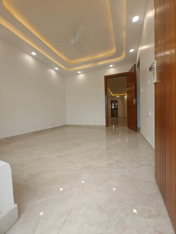 Room in 3.5 BHK Builder Floor at Sainik Colony – for Sale