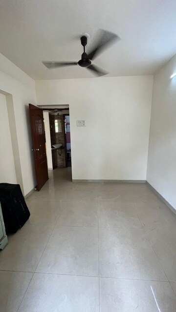 Room in 3 BHK Apartment at L And T Seawoods Residences, Seawoods – for Sale