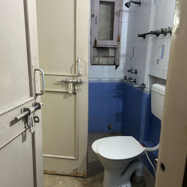 Bathroom, jal-vayu-vihar-noida 3 Bedroom 1216 Sq.Ft. Apartment In Sector 21 Noida 7644137