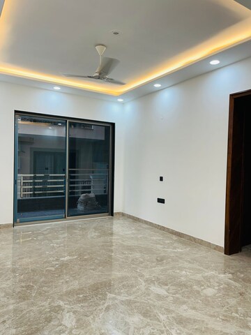 Room in 3 BHK Builder Floor at DLF Royale Residences, Dlf Phase I – for Sale