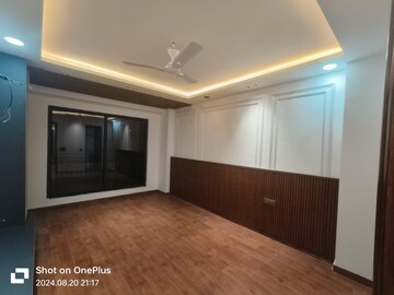 Room in 3 BHK Builder Floor at DLF Royale Residences, Dlf Phase I – for Sale