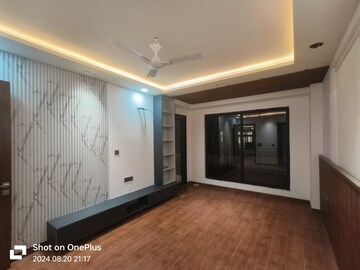 Room in 3 BHK Builder Floor at DLF Royale Residences, Dlf Phase I – for Sale