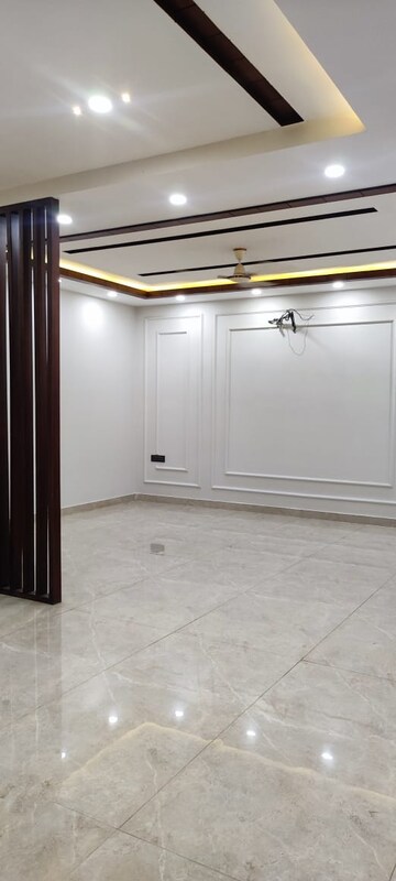 Room in 3 BHK Builder Floor at BPTP Parkland, Sector 75 – for Sale