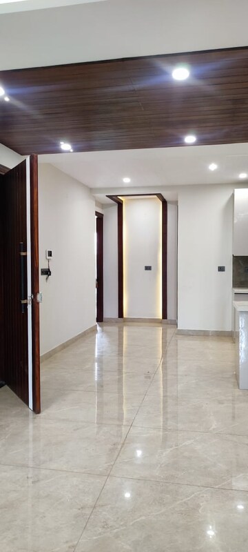 Building Lobby in 3 BHK Builder Floor at BPTP Parkland Pride, Sector 77 – for Sale