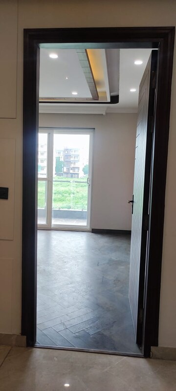 Building Lobby in 3 BHK Builder Floor at BPTP Parkland Pride, Sector 77 – for Sale
