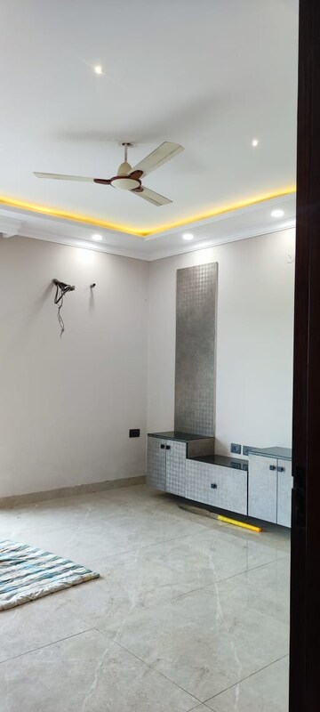Room in 3 BHK Builder Floor at BPTP Park Central, Sector 85 – for Sale