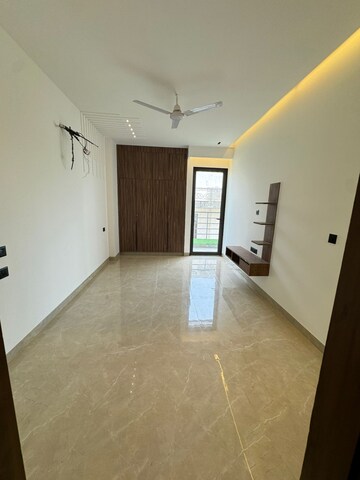 Room in 4 BHK Builder Floor at Anant Raj Estate Plots, Sector 63a – for Sale