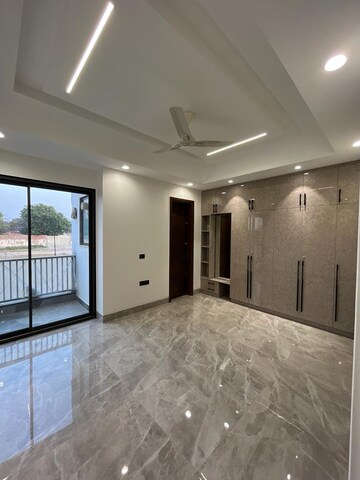 Room in 4 BHK Builder Floor at Sector 63a – for Sale