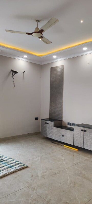 Room in 3 BHK Builder Floor at Bptp Park 81, Sector 81 – for Sale