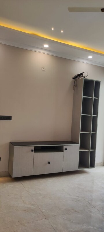 Room in 3 BHK Builder Floor at BPTP Parkland, Sector 75 – for Sale