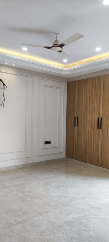 Room in 3 BHK Builder Floor at BPTP Parkland, Sector 75 – for Sale