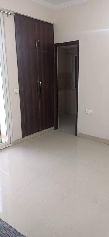 Room in 2 BHK Apartment at Amrapali Golf Homes, Sector 4, Greater Noida – for Sale