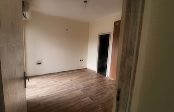 Room in 2.5 BHK Apartment at Skytech Colour Avenue, Sector 10 Greater Noida – for Sale