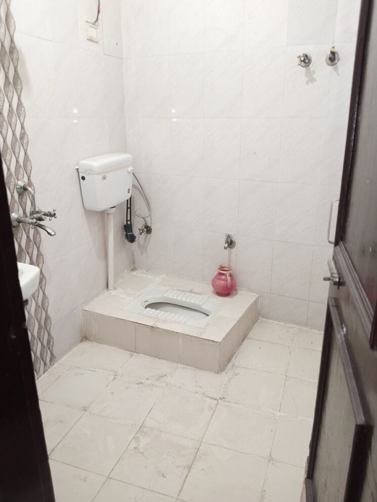 Bathroom, jogabai extension 2 Bedroom 450 Sq.Ft. Apartment In Jogabai Extension Delhi 7649486
