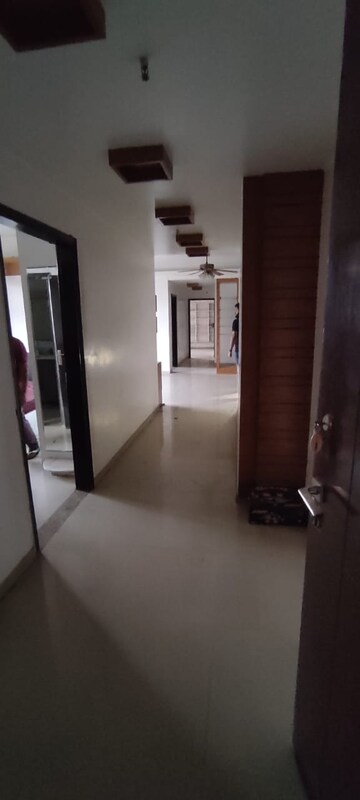 Room in 4 BHK Apartment at Omaxe Heights, Sector 86 – for Sale