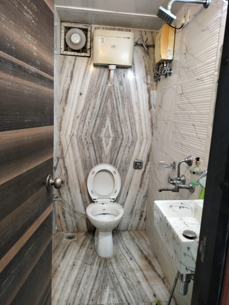 Bathroom, adarsh-nagar-society 1 Bedroom 450 Sq.Ft. Apartment In Worli Mumbai 7653620