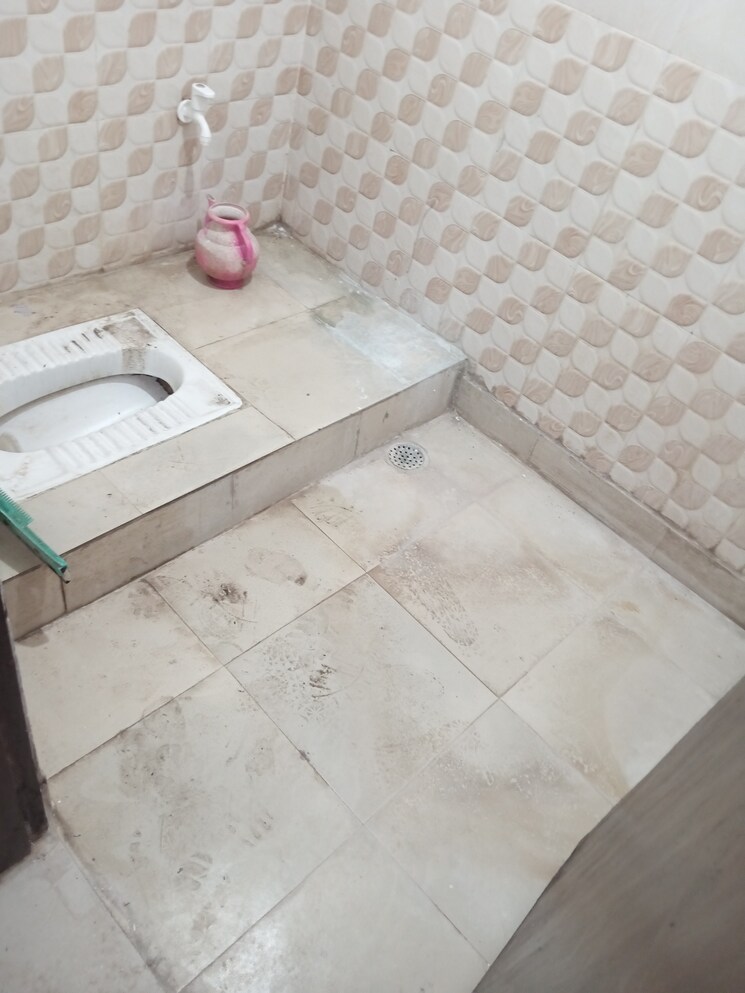 Bathroom, jogabai extension 2 Bedroom 630 Sq.Ft. Apartment In Jogabai Extension Delhi 7653986